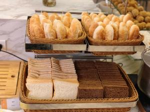 洞海孟谈豪华酒店的面包和其他食品在篮子里的展示