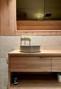 布雷默贝Native Dog Cabin的木制橱柜内浴室水槽和镜子