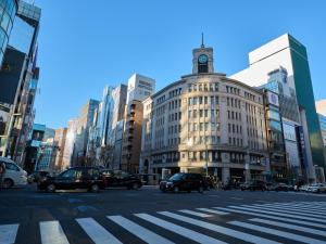 东京Tabist Ginza的一条繁忙的城市街道,有汽车和建筑