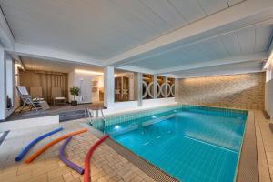 雷特温克尔Hotel Bichlhof的一座大游泳池