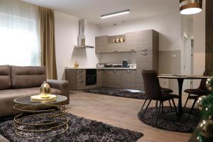 维尔蒂尼克Lux Apartmani Novi Park的客厅配有沙发和桌子
