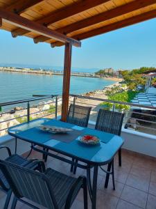 斯卡拉卡里拉奇斯Aegean Balcony的阳台配有桌椅,享有水景