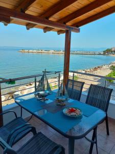 斯卡拉卡里拉奇斯Aegean Balcony的阳台上的蓝色桌子和船型