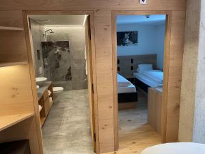 策尔内茨Hotel Spöl Restaurant的浴室设有通往卧室的门。