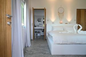 哈德姚Bao Village的卧室配有白色的床和天鹅