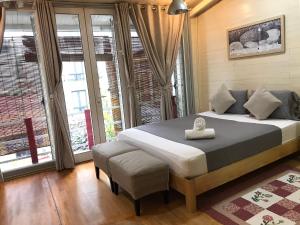 河内Hanoi Secret Garden的一间卧室设有一张床和一个大窗户