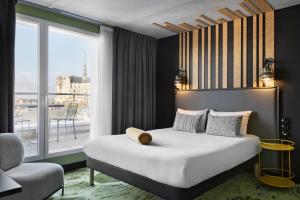 亚眠ibis Styles Amiens Centre的一间卧室设有一张床和一个大窗户