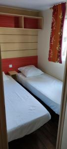 弗雷瑞斯REGENCY HOLIDAY Tour Opérateur dans Camping 5 étoiles Frejus, Cote d'Azur的小型客房 - 带2张床和窗户