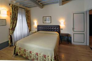 萨尔泰阿诺拉索瓦娜农庄酒店的一间卧室,卧室内配有一张大床