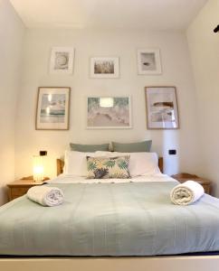 卡斯蒂里昂纳·德拉佩Casa Acqua Marina的一间卧室配有一张大床和两个枕头