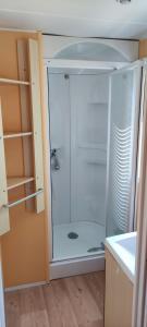 弗雷瑞斯REGENCY HOLIDAY Tour Opérateur dans Camping 5 étoiles Frejus, Cote d'Azur的浴室设有玻璃淋浴间。