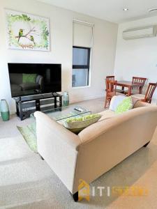 Cozy & Comfortable at Campbell - 1 bd 1 bth Apt的休息区