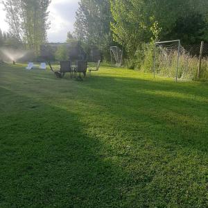 卢汉德库约Lujan de Cuyo Mendoza的草地上有两个长椅的公园