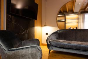 布雷西亚马斯特酒店的客厅配有两把椅子和一张沙发
