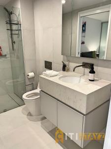 堪培拉Splendid 2bd 1bth 1csp Apt - Superb CBD Location的一间带水槽、卫生间和镜子的浴室