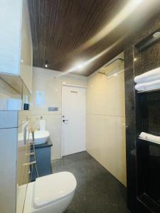 焦特布尔Woodlands Apartment- Fully furnished Luxury Apt的浴室配有白色卫生间和盥洗盆。