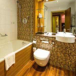 阿什福德Ashford International Hotel & Spa的带浴缸、卫生间和盥洗盆的浴室