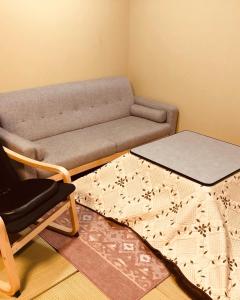 高山Utatei Sou的客厅配有沙发和椅子