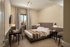 罗马Fragrance Hotel St. Peter的酒店客房设有床和窗户。