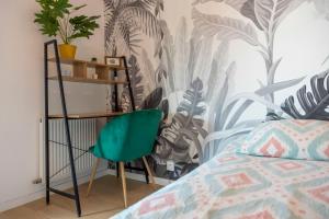 安纳马斯Green Cocon - GARE Annemasse à 3min-GENEVE accès direct的一间卧室配有一张床和一把绿色椅子