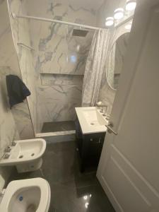 马德普拉塔Lugar perfecto的浴室配有白色卫生间和盥洗盆。