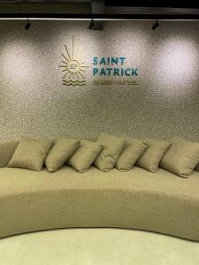 马塞约Saint Patrick Grand Hotel的沙发上带枕头的墙上标牌