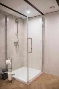 日拉尔杜夫RedCity LOFT 303的浴室里设有玻璃门淋浴