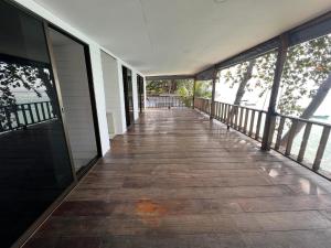 Haad Chao Phao哈超帕度假村的一座有木人行道的房子的空门廊