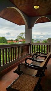 苏梅岛Raya Ville的美景门廊上摆放着三把椅子