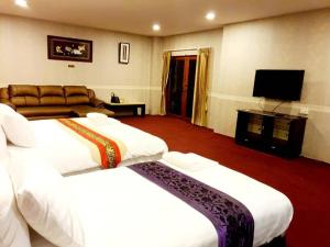 苏梅岛Raya Ville的酒店客房设有两张床和一台平面电视。