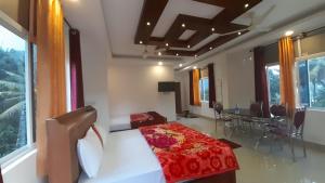 蒙纳Himadri munnar holidays的卧室配有床、桌子和窗户。