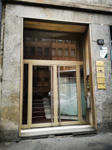 米兰Appartamento Diego的玻璃门进入大楼的入口