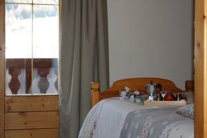 利维尼奥Casa Longa的一间卧室设有一张床和一个窗口