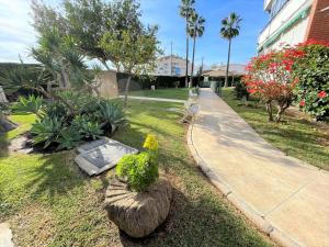 托雷德本纳贾尔邦Apartamento Nebro el Rincón的公园里长着长凳和植物,还有人行道