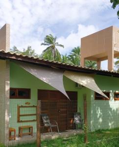 伊尔哈德博伊巴Cafofo de Dri的白色屋顶的绿色房子