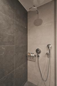 雅典Hestia - Dimitressa 4的浴室内配有淋浴和头顶淋浴
