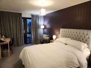 伊利The Swan - A Colombo Edition Hotel的卧室设有一张白色大床和一扇窗户。