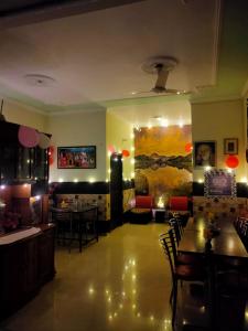 钱德加尔新昌迪加尔度假屋的一间在房间内配有桌椅的餐厅