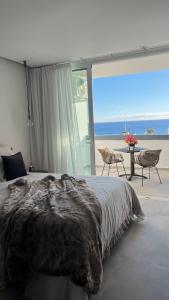 美洲海滩Boutique studio, sea views of Las Vistas and free wifi的一间卧室配有一张床,享有海景