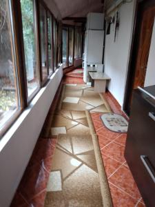 克拉约瓦Ada-Ini House的走廊上设有窗户和瓷砖地板。
