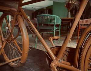 罗什福尔La Dame de Verre的一辆自行车停在一个配有桌椅的房间