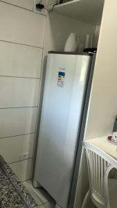 贝泽罗斯FLAT VILLA MONTE CASTELO的橱柜旁厨房里的白色冰箱