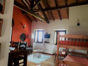 戈伊什Casa da Comareira的客厅拥有橙色墙壁和一张双层床。