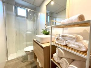 坎丹奇奥Apartamentos LÓRIEN Candanchú的带淋浴卫生间和毛巾的浴室
