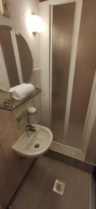 布达佩斯Hotel Oswaldo的一间带水槽、淋浴和镜子的浴室