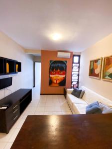 皮帕Apartamentos Orrit Real Estate的客厅配有沙发和墙上的绘画