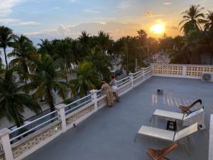 女人岛Antillas的两人站在阳台上欣赏日落美景