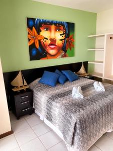 皮帕Apartamentos Orrit Real Estate的卧室配有一张大床,墙上挂有绘画作品