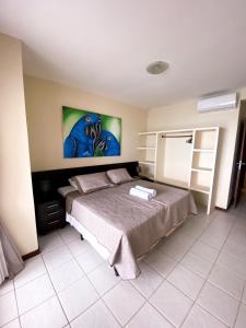 皮帕Apartamentos Orrit Real Estate的一间卧室配有一张壁画床