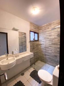 皮帕Apartamentos Orrit Real Estate的一间带水槽、卫生间和淋浴的浴室
